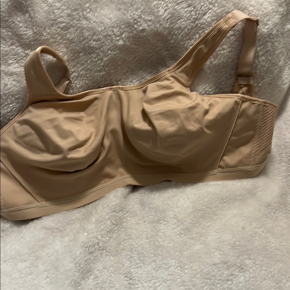Like New Wacoal sports bra size 38G